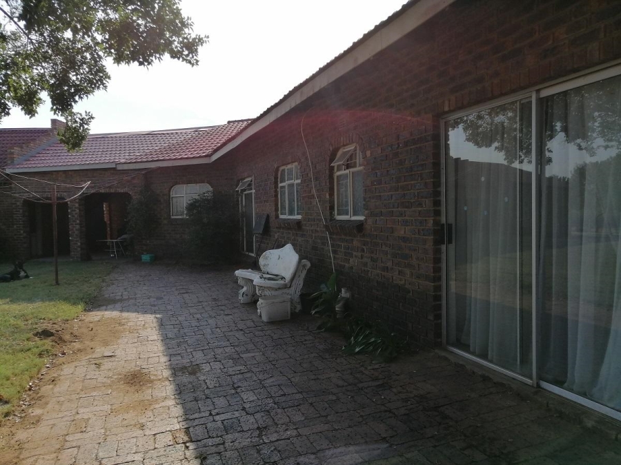 4 Bedroom Property for Sale in Uitvlught Free State